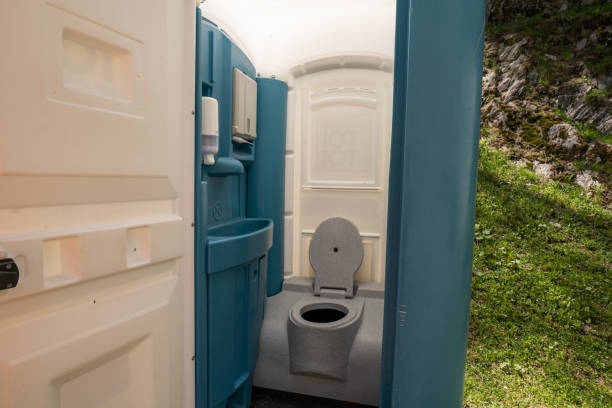 Best Affordable porta potty rental  in Omro, WI